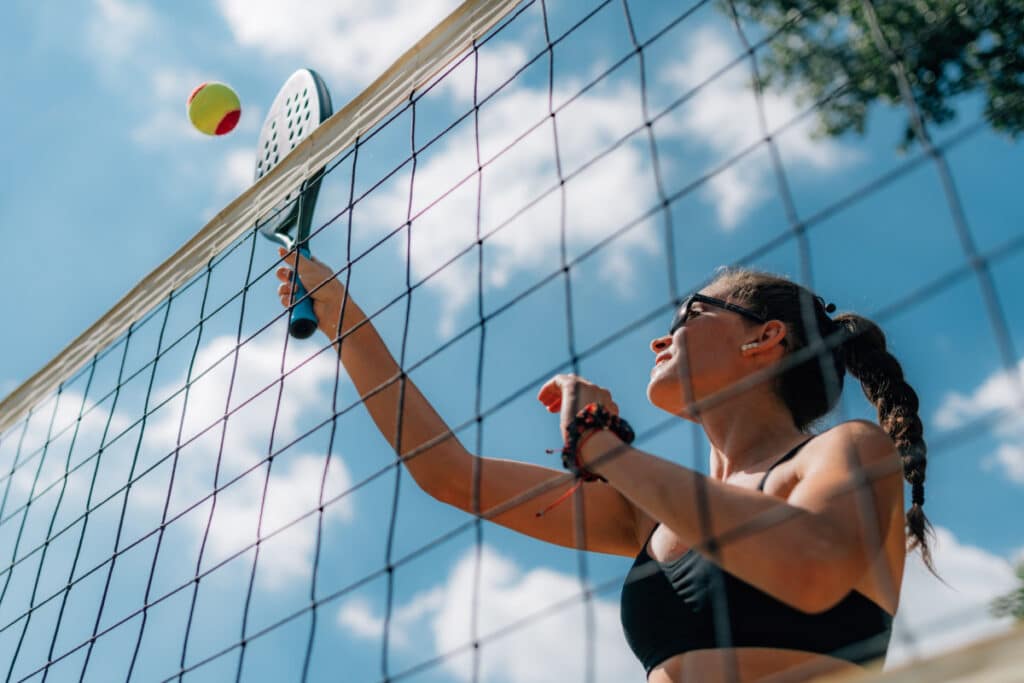 Femmes jouant au Beach Tennis à Weston Flordia au Midtown Athletic Club