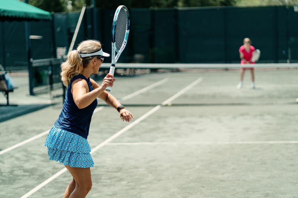 2 people playing tennis