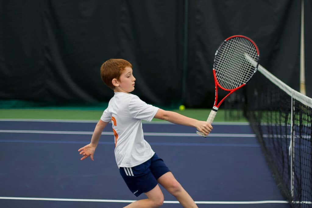 Enfant tenant une raquette de tennis