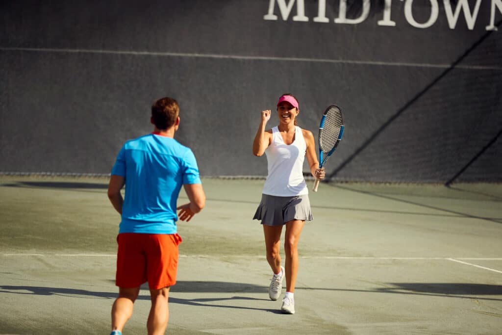 Deux personnes qui jouent au tennis