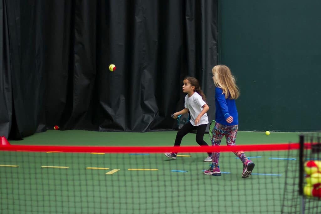 2 enfants jouant au tennis