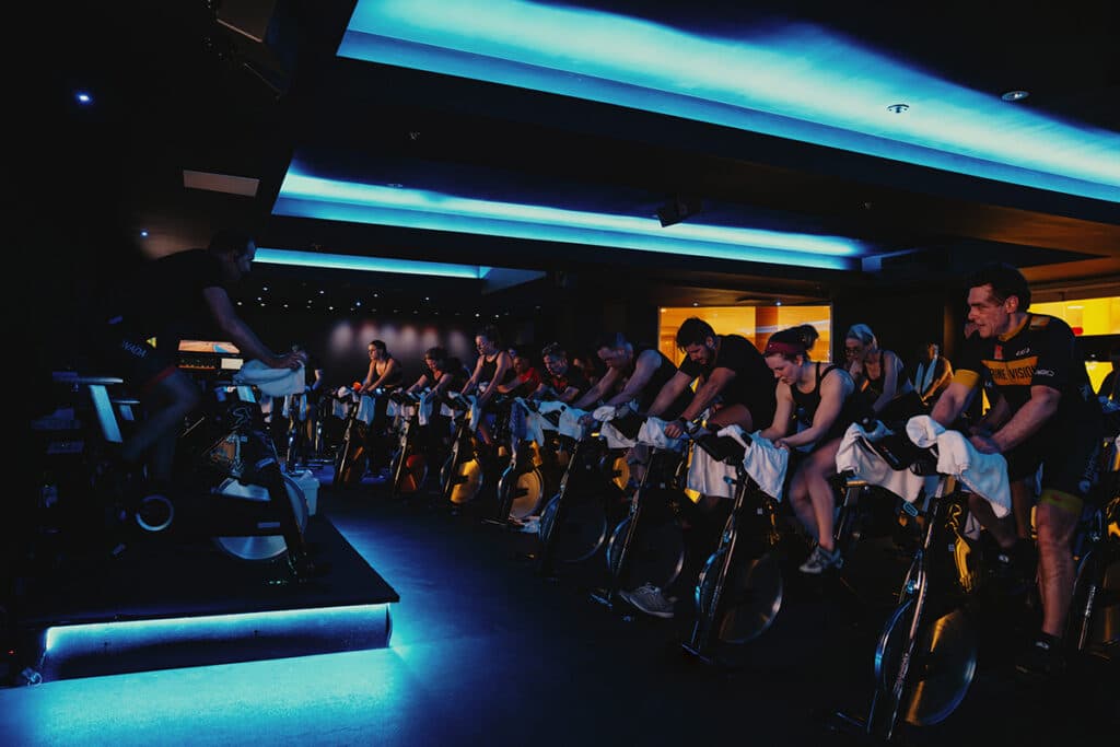 Les membres participent à un cours de spinning dans le studio Rev à Midtown Montreal