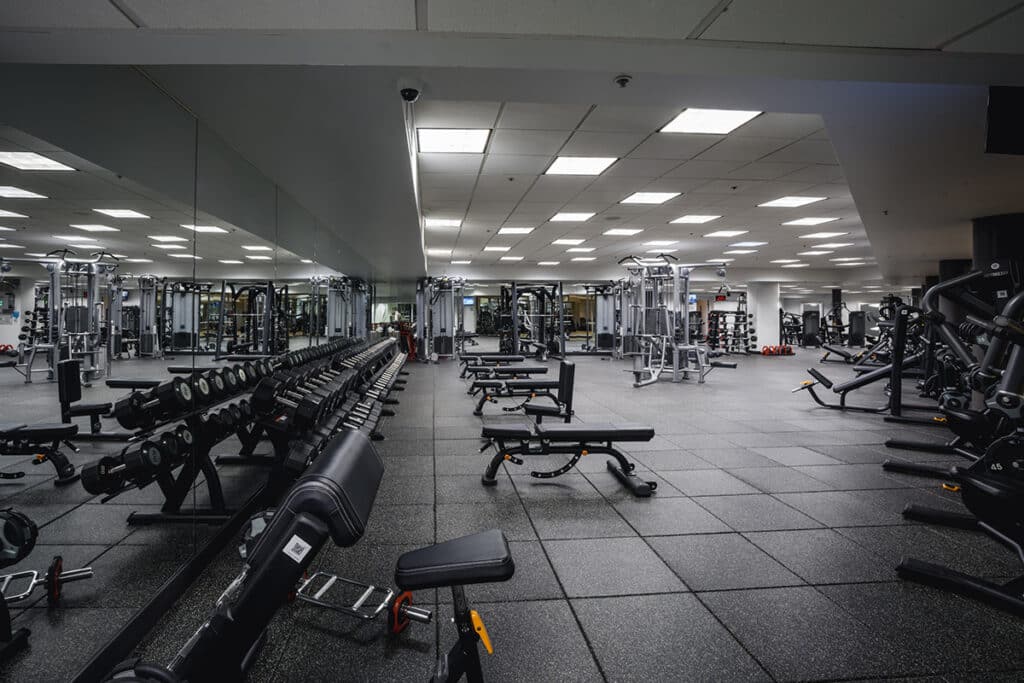 Salle de sport avec poids et haltères au Midtown Athletic Club Montreal