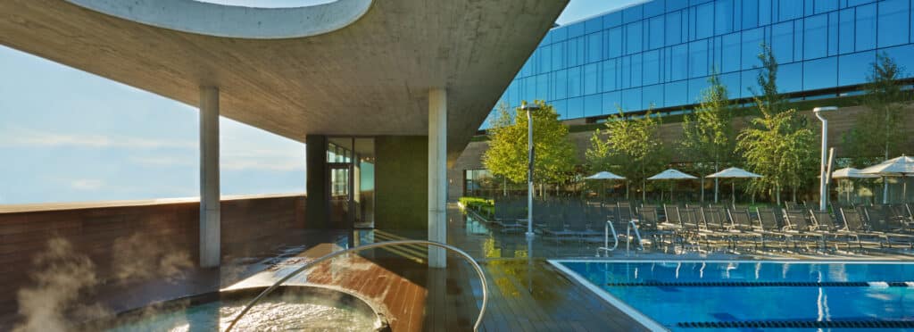 Midtown Chicago Outdoor pool and hot tub